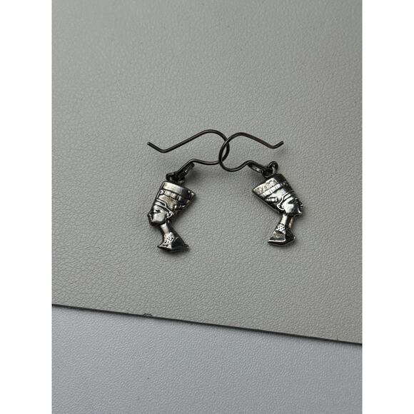 Nefertiti Egyptian Revival Vintage Unmarked Sterling Silver Pierced Earrings - Picture 5 of 12